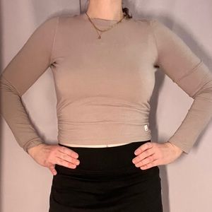 Long Sleeve Halo Ruched T by Vuori Dream nit collection.